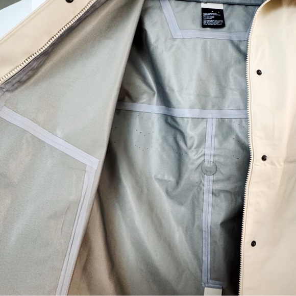 NWT Vuori Women's Tuuli Rain Jacket - Bone - Picture 9 of 13